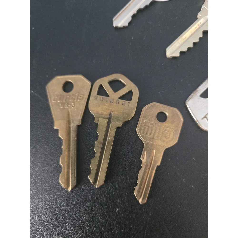 Bundled Lot of Vintage Keys